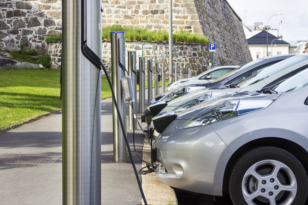 Découvrez la première vraie station-service 100% dédiée aux voitures  électriques