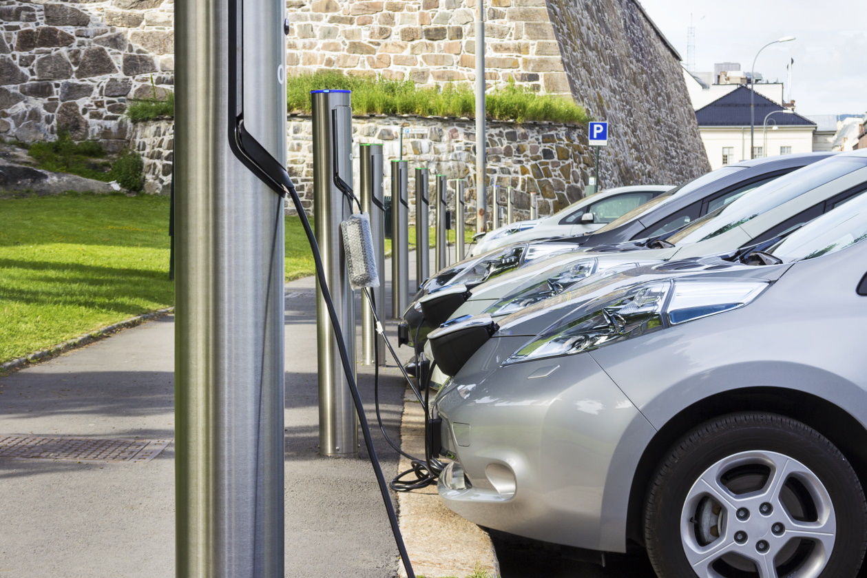 Voiture électrique : les bornes de recharge vont enfin débarquer