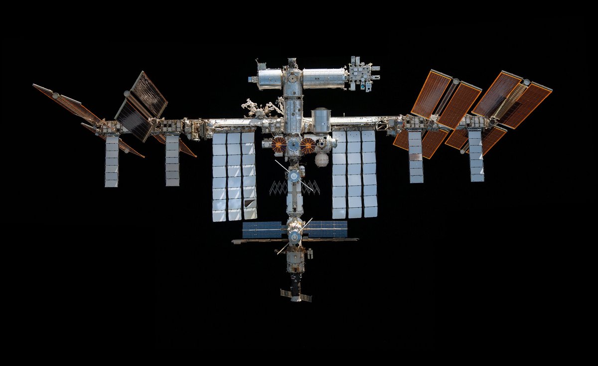 La Station vue du dessous. Les amateurs entraînés pourront sans difficultés reconnaître les véhicules en visite ce jour-là, à savoir un cargo Cygnus (et ses panneaux solaires ronds), une capsule Soyouz et deux cargos Progress. © NASA
