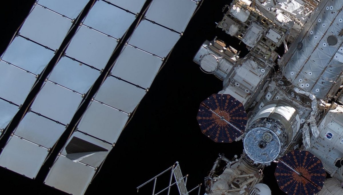 Régulièrement remarquée par les internautes, cette déchirure existe depuis une décennie sur les panneaux des radiateurs de l&#039;ISS. Elle est suivie pour vérifier que la pièce ne se détache pas et que la situation reste stable. © NASA