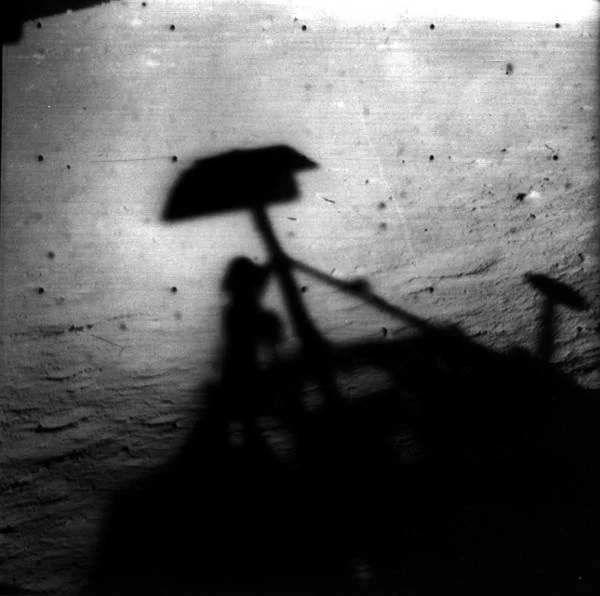 Surveyor-1 sur la Lune ombre © NASA