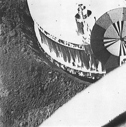 L&#039;un des trois pieds de Surveyor-1, très légèrement enfoncé dans la poussière lunaire. crédits NASA