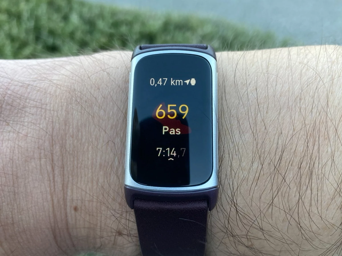 Fitbit Charge 5 - Écran © Johan Gautreau