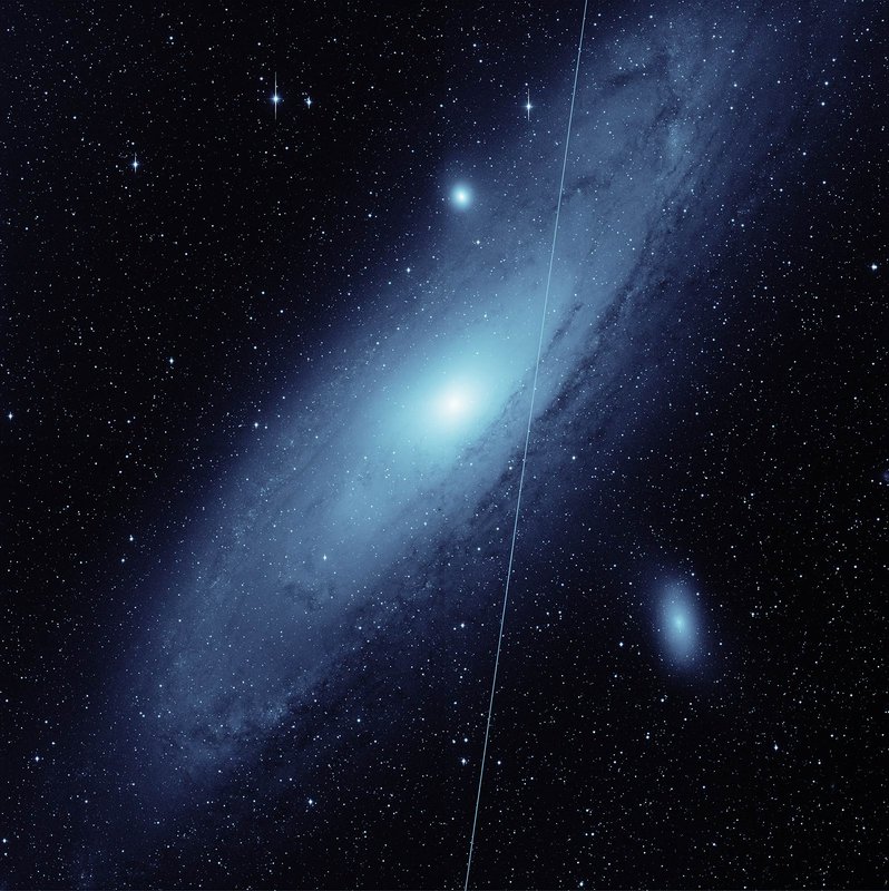 Galaxie Andromède Streak Starlink flare © Caltech Optical Observatories/IPAC