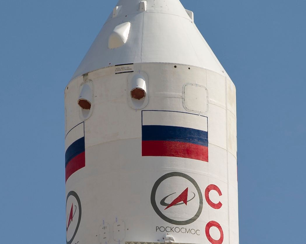 On voit bien sur cette photo les moteurs d&#039;urgence qui permettent d&#039;éjecter la coiffe (au-dessus des drapeaux) © NASA