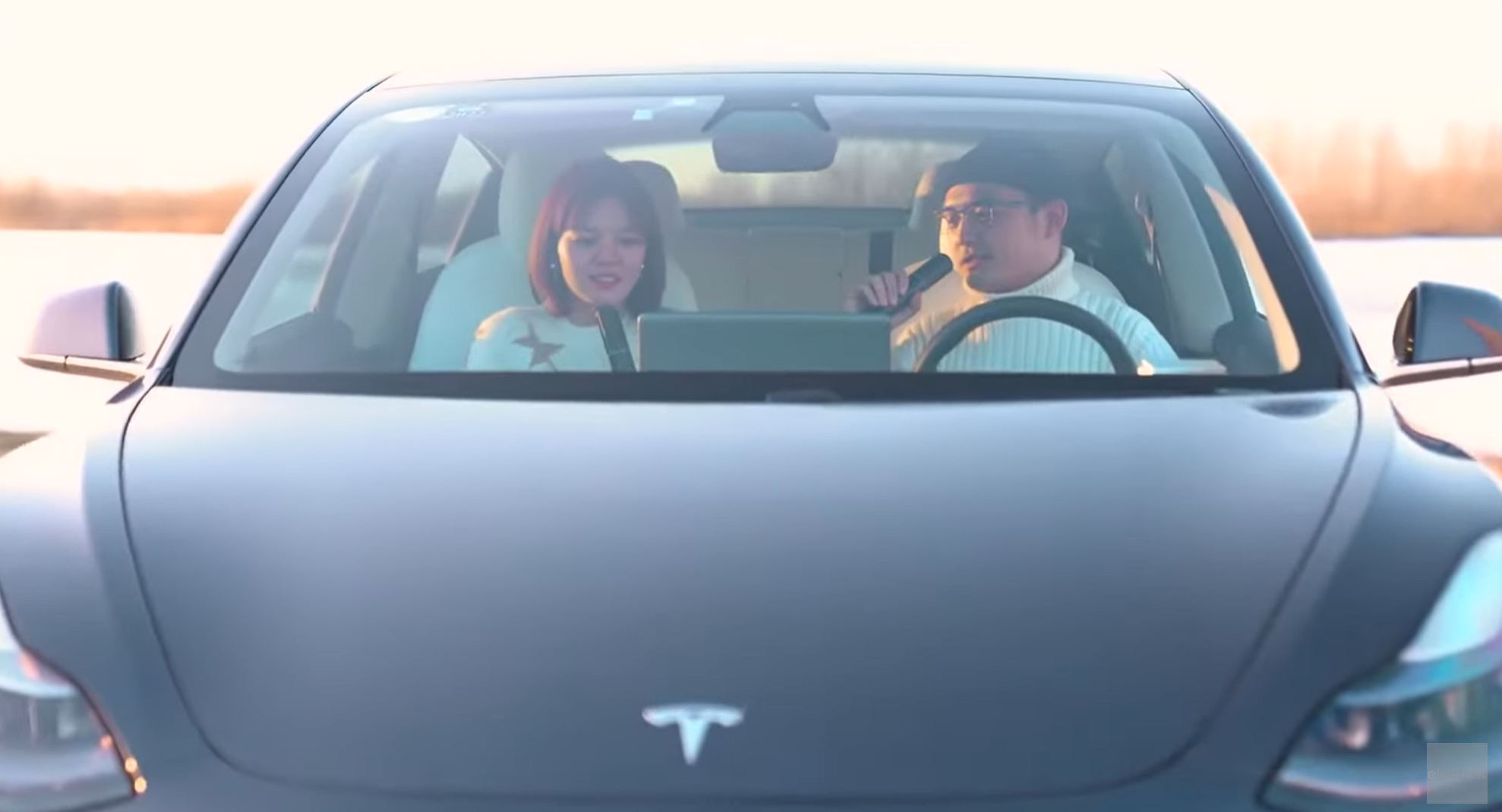 Tesla lance des micros pour faire du karaoké en voiture... et ce n'est pas une blague