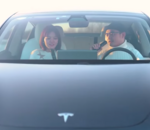 Tesla lance des micros pour faire du karaoké en voiture... et ce n'est pas une blague