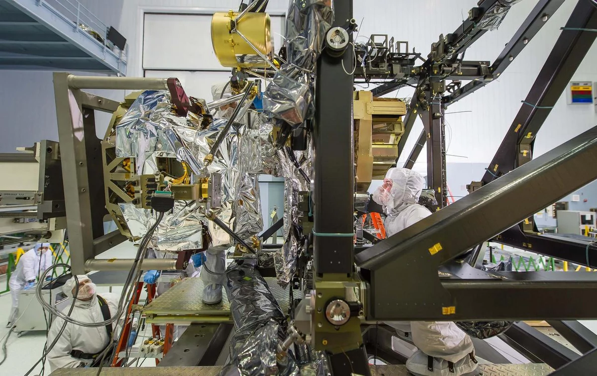 Installation MIRI sur télescope JWST © NASA