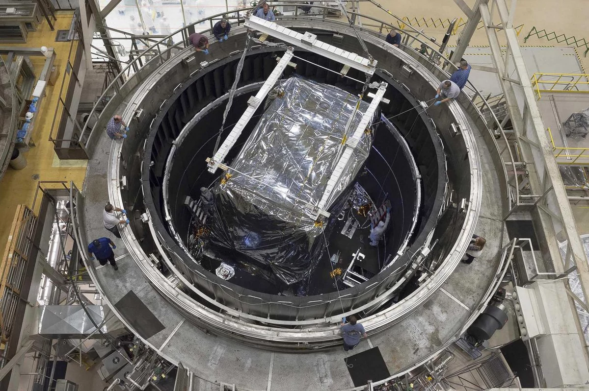 Test chambre à vide instruments James Webb JWST © NASA