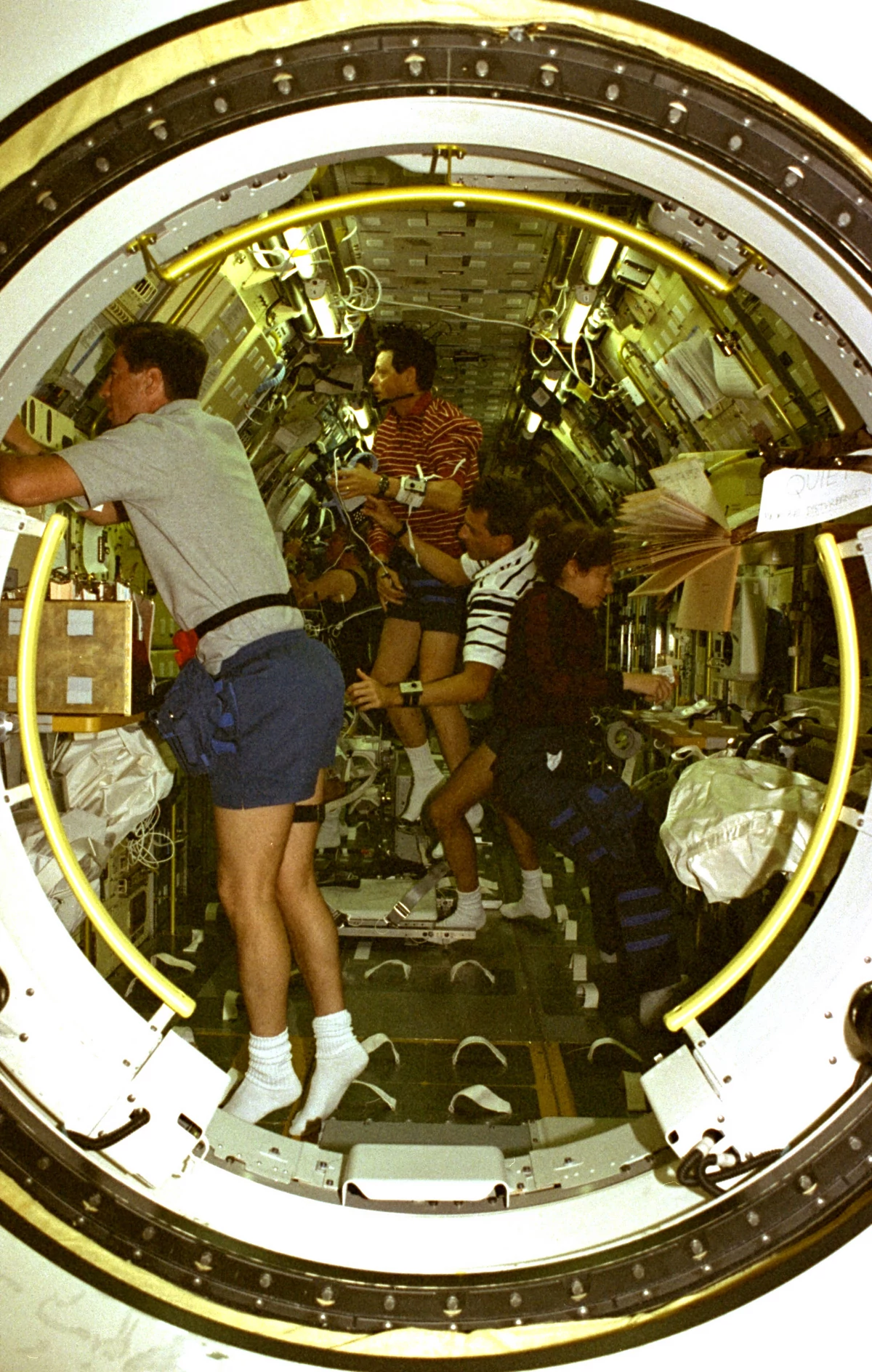 ESA Spacelab laboratoire avec astronautes en orbite © ESA