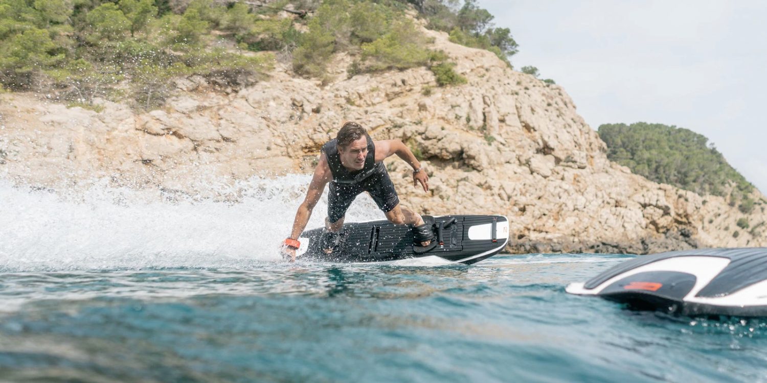 Le produit inutile donc indispensable du jour est cette planche de surf électrique à 12 900¬