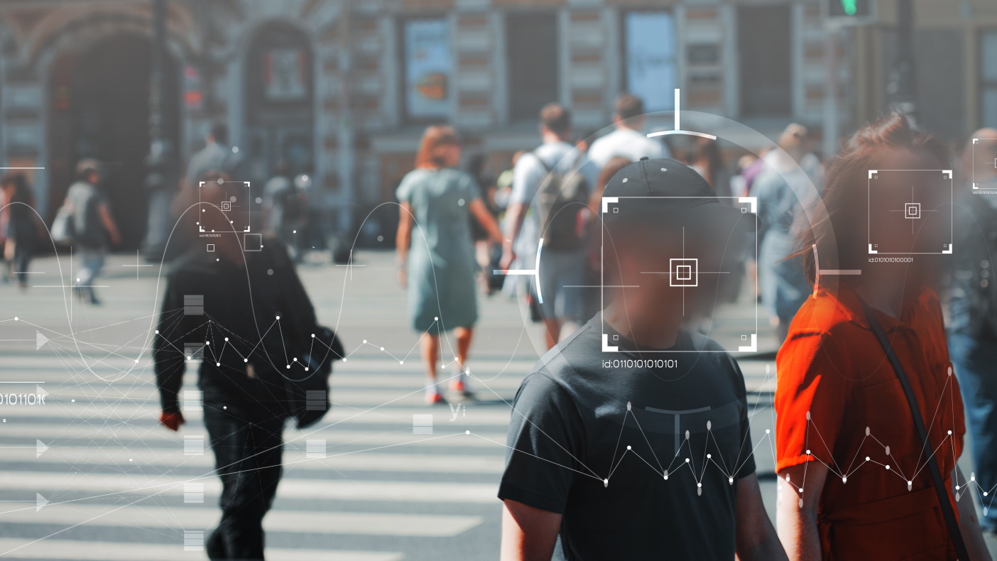 Reconnaissance faciale : Clearview AI affirme pouvoir identifier presque tout le monde d'ici un an