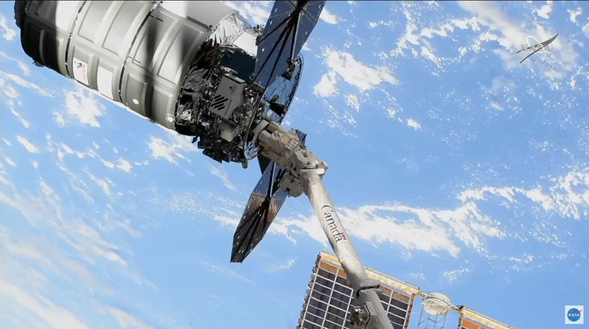 Capture du cargo Cygnus NG-17, avant son amarrage sur le module Unity de la station. Crédits : NASA