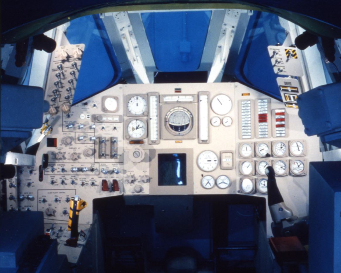 Ce qui aurait du devenir le cockpit du X-20 Dyna-Soar. Le pilote aurait eu fort à faire... Crédits USAF