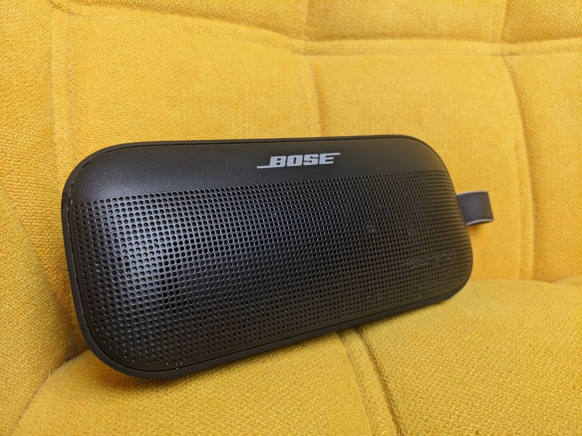 Test Bose SoundLink Flex : une mini enceinte baroudeuse aux basses soignées