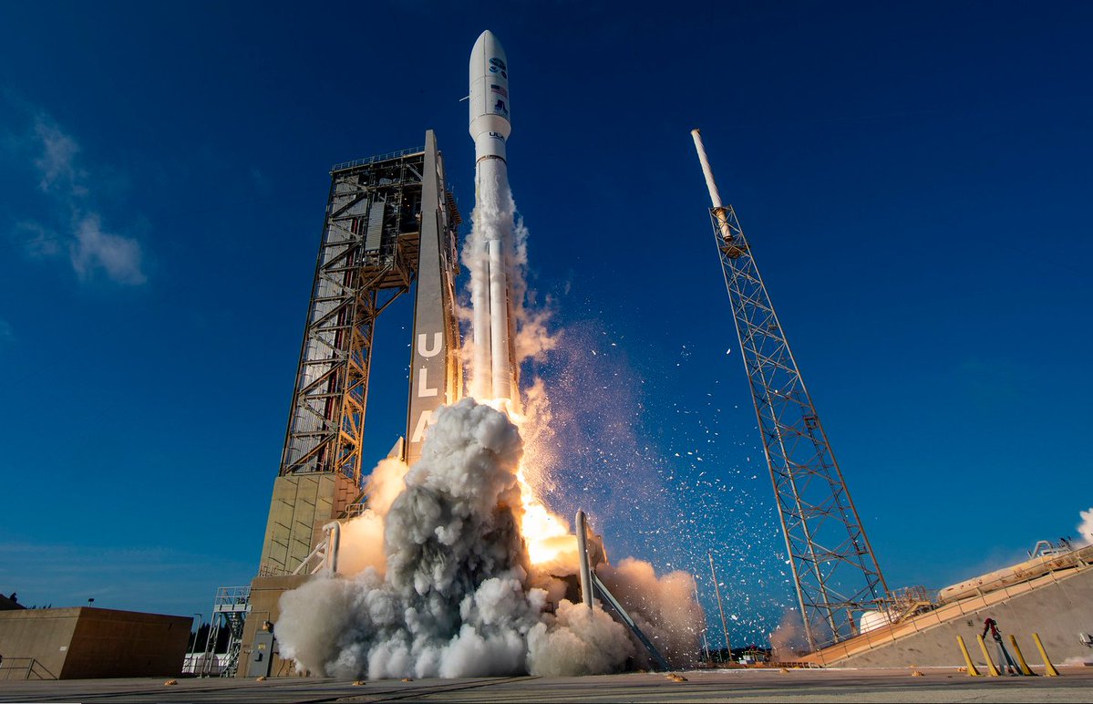 Décollage d'Atlas V sous le ciel de Floride. Le moteur russe RD-180 du lanceur a beaucoup fait parler de lui. Crédits : ULA