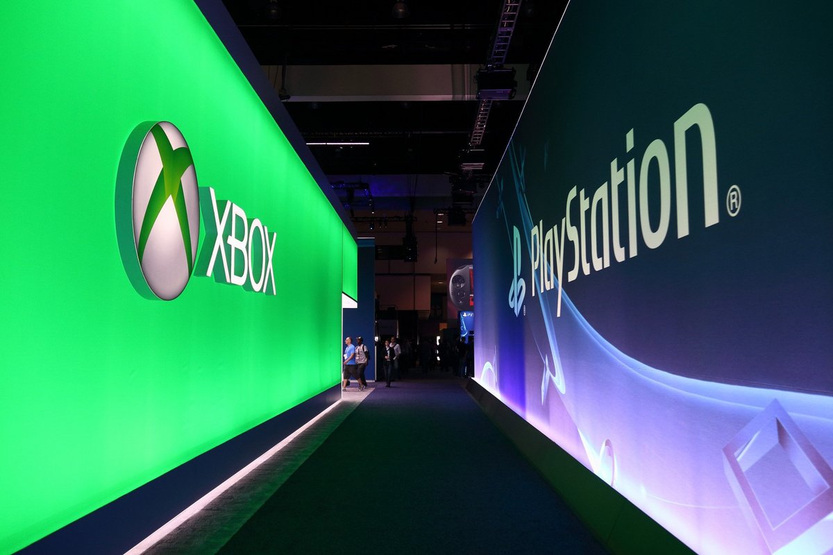 Les logos Xbox et PlayStation se faisant face dans les couloirs de l'E3... © Shutterstock