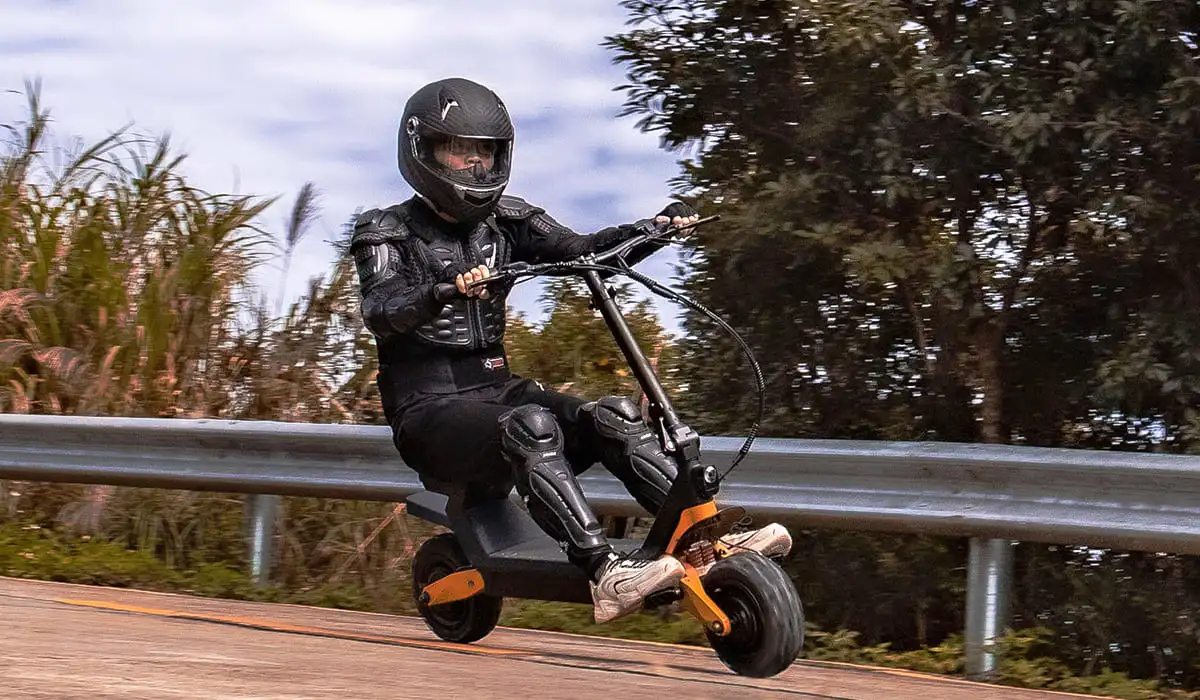 Fiido Beast, la trottinette électrique qui permet aussi de rouler assis !