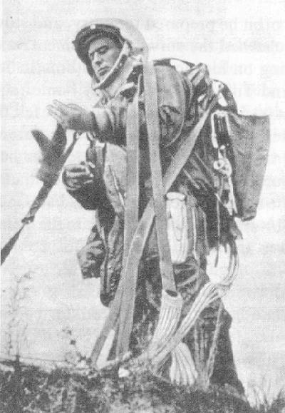 H. Titov après un saut d&#039;entrainement en parachute. Crédits URSS/N.A.