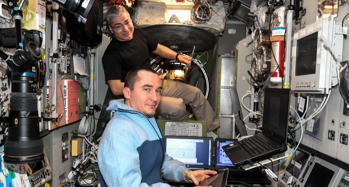 Mark Vande Hei (en haut) et Piotr Dubrov au sein du segment russe. Crédits : NASA