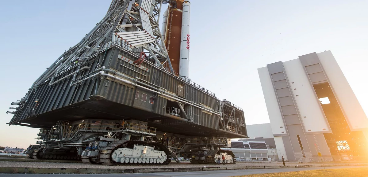 SLS Artemis 1 rollout crawler 2 © NASA