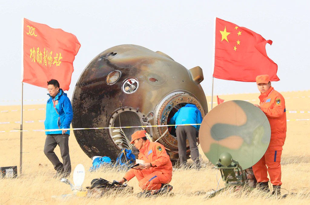 La capsule Shenzhou, après son traditionnel atterrissage en Mongolie intérieure. Crédits CNSA/BACC