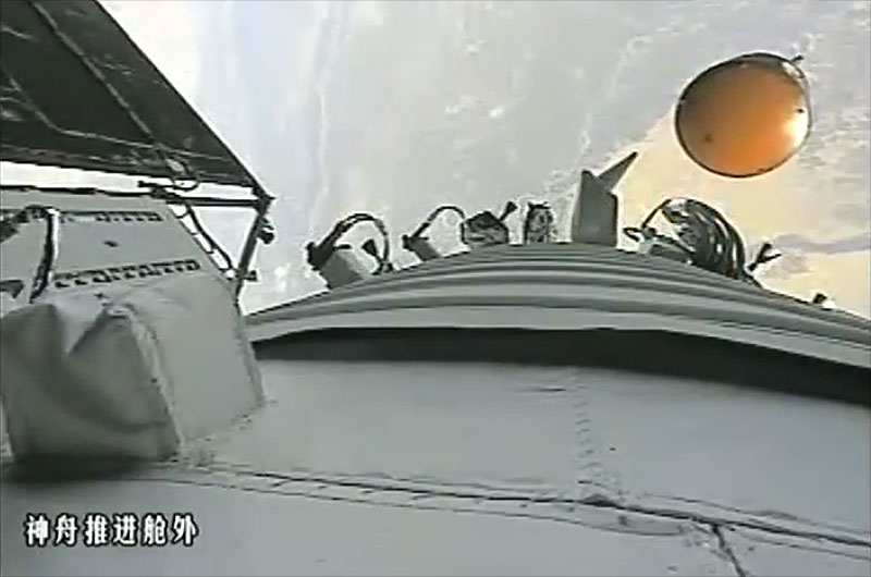 Rare image de la séparation du module de service et du module de descente (dont on voit le bouclier ici), juste avant la rentrée atmosphérique. Crédits CNSA/Bacc