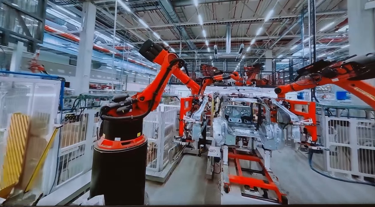 Découvrez la Gigafactory Tesla de Berlin à bord d'un Drone FPV