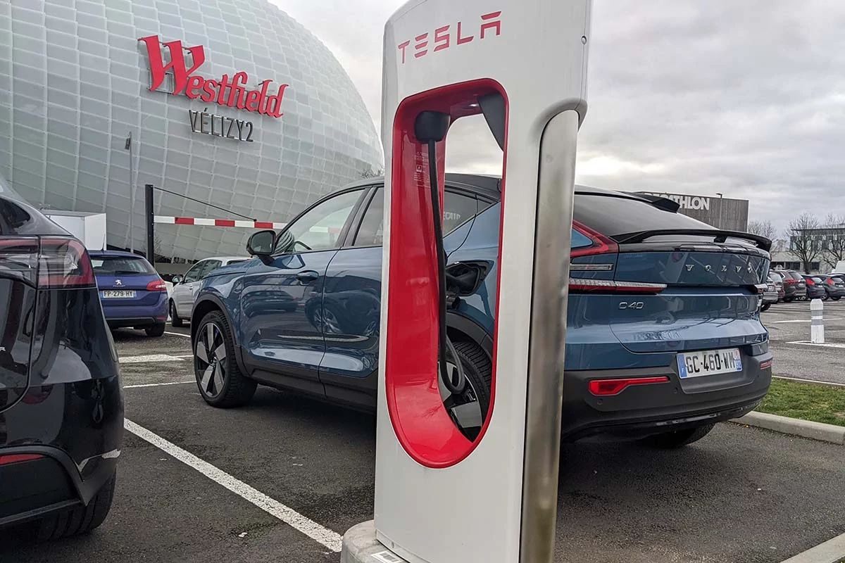 Superchargeur Tesla : compatibilité, prix et durée de charge