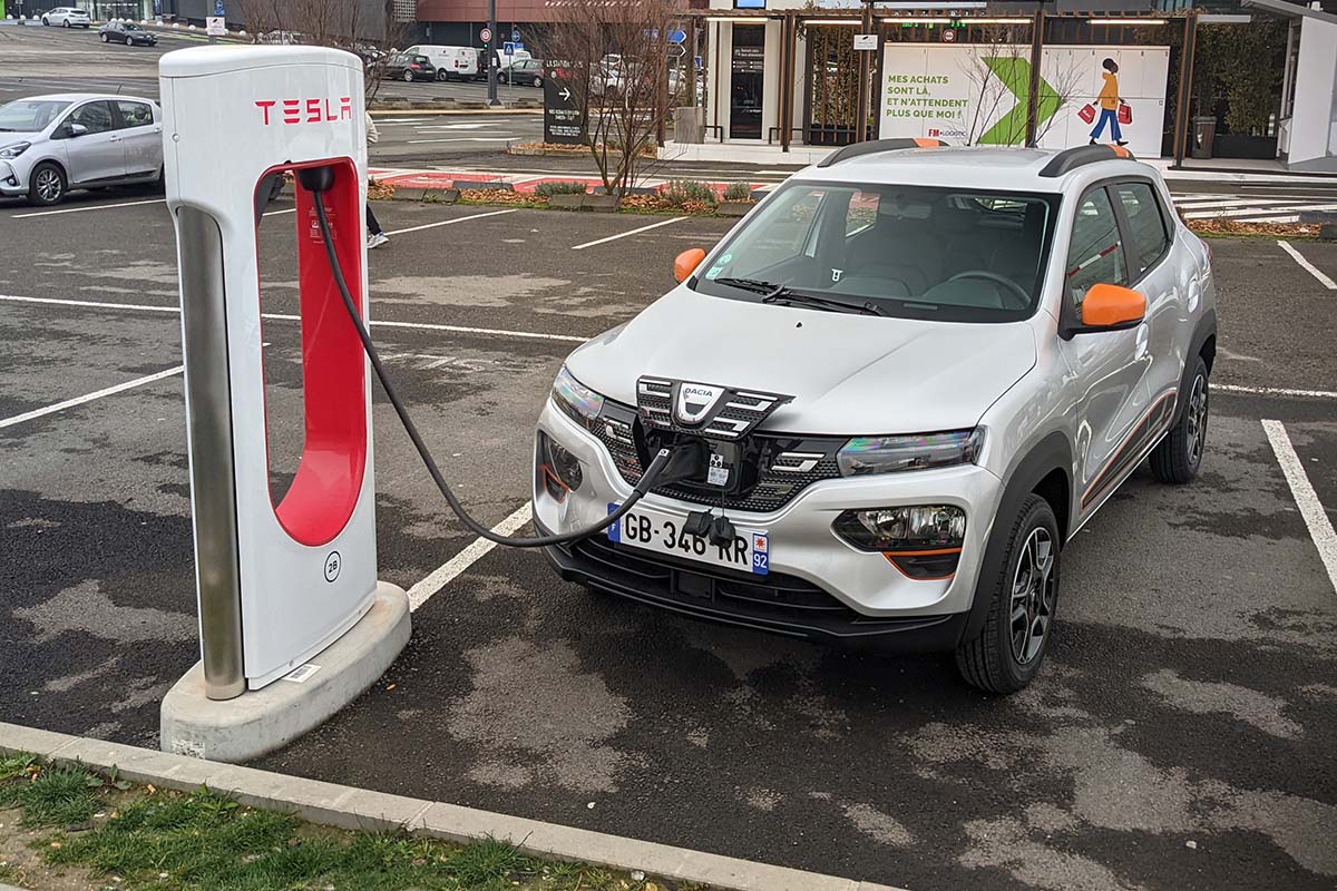 Une voiture électrique en train de se recharger à une borne © Soufyane Benhammouda pour Clubic