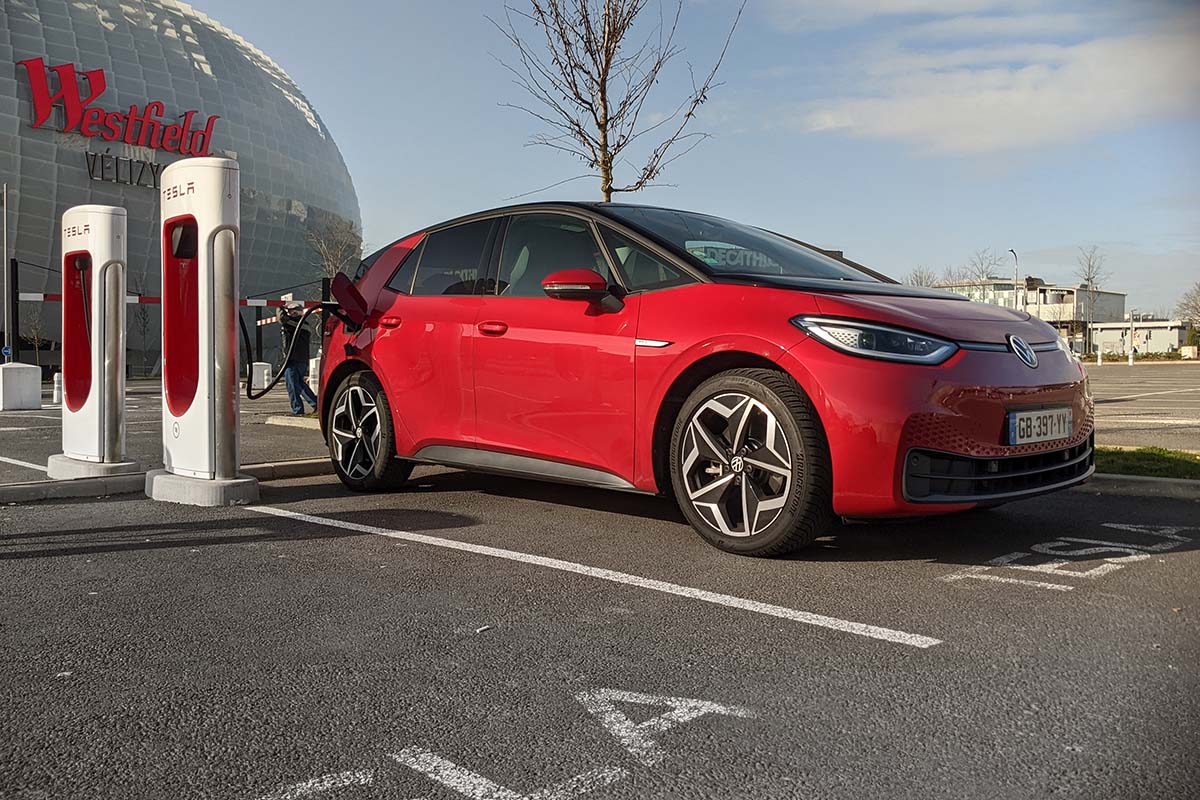 Tesla Model 3 : elle aura droit à une prise CCS pour se brancher