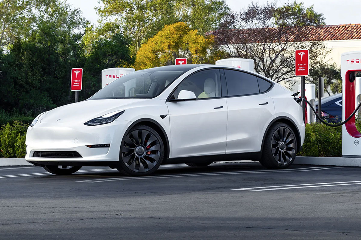 Une voiture Tesla en train d'être recharger © Soufyane Benhammouda pour Clubic