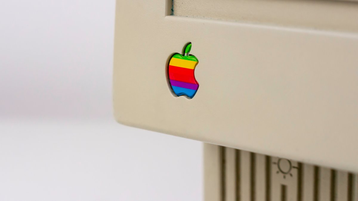 logo Apple old © Shutterstock / Anthony McLaughlin
