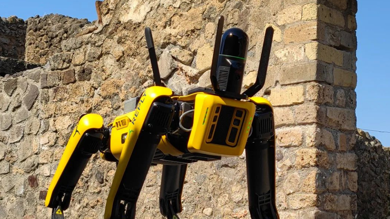 Suivez Spot, le chien robot, dans son costume de vigile des ruines de Pompéi !