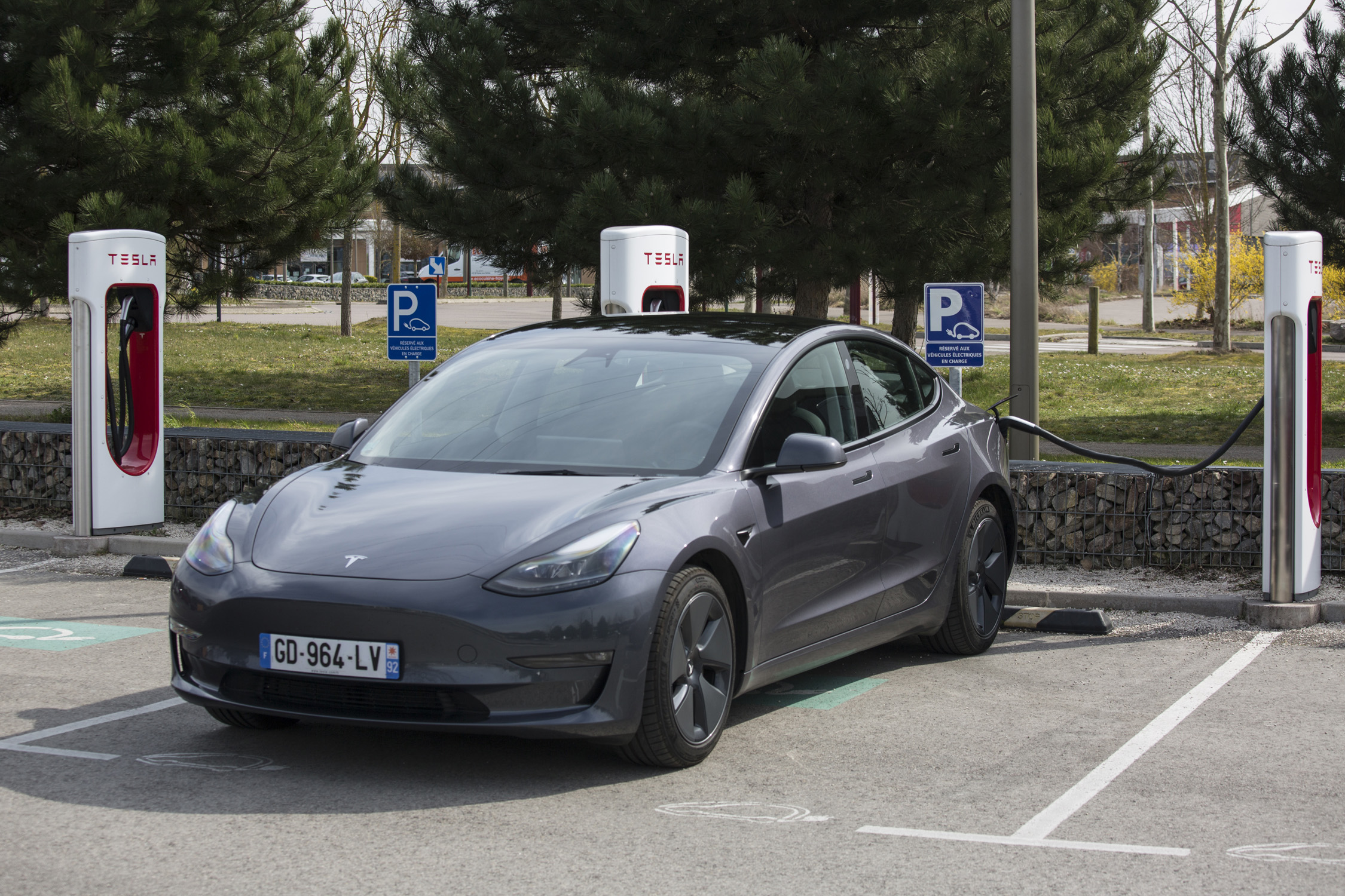 Il parcourt 2 800 km sur une Tesla sans s'arrêter à une borne de recharge : ok, mais... il y a un lièvre non ?