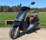 Prise en main du Kymco i-One : un petit scooter électrique astucieux mais limité