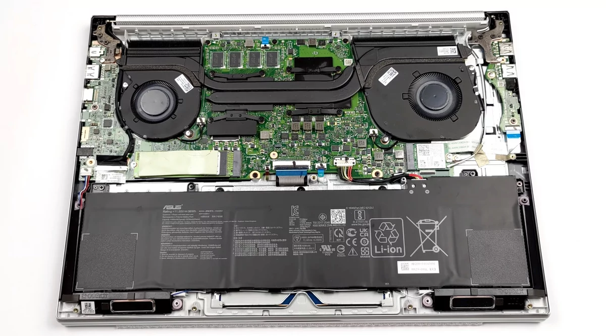 ASUS Vivobook Pro 16X OLED-25 © © LaptopMedia