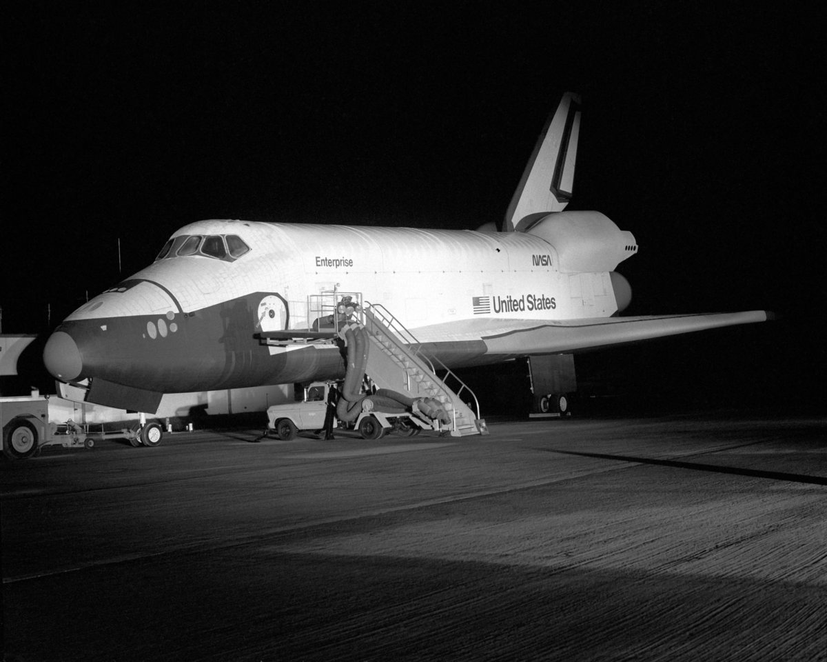 Enterprise a aussi été la première à se poser de nuit. Une capacité importante... Crédits NASA