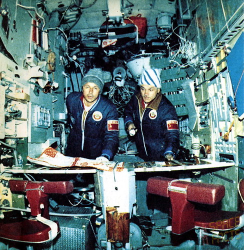 Les deux membres d&#039;équipages de Soyouz T-13, qui ont effectivement sauvé la station. D&#039;elle-même, pas des américains. Crédits URSS/N.A.