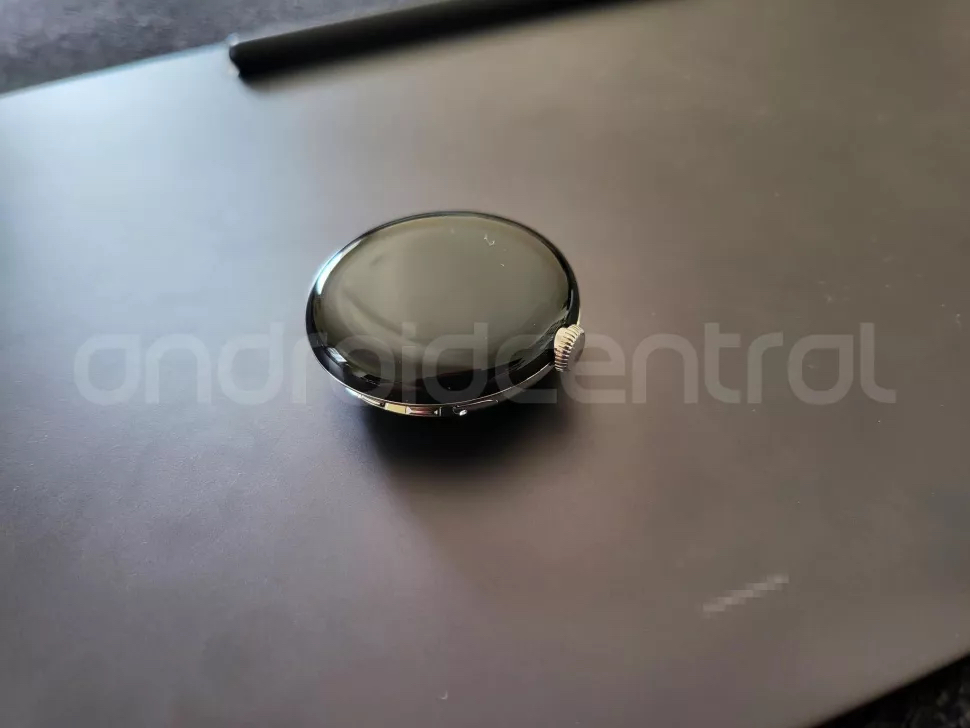 Perdue dans un restaurant, la Pixel Watch se dévoile sous toutes les coutures