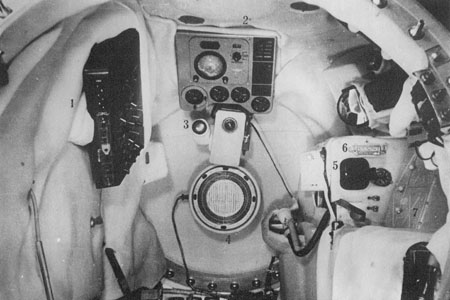 Intérieur de la capsule Vostok. Le hublot central est présent pour aider au pilotage. Spartiate ? Crédits URSS/N.A.
