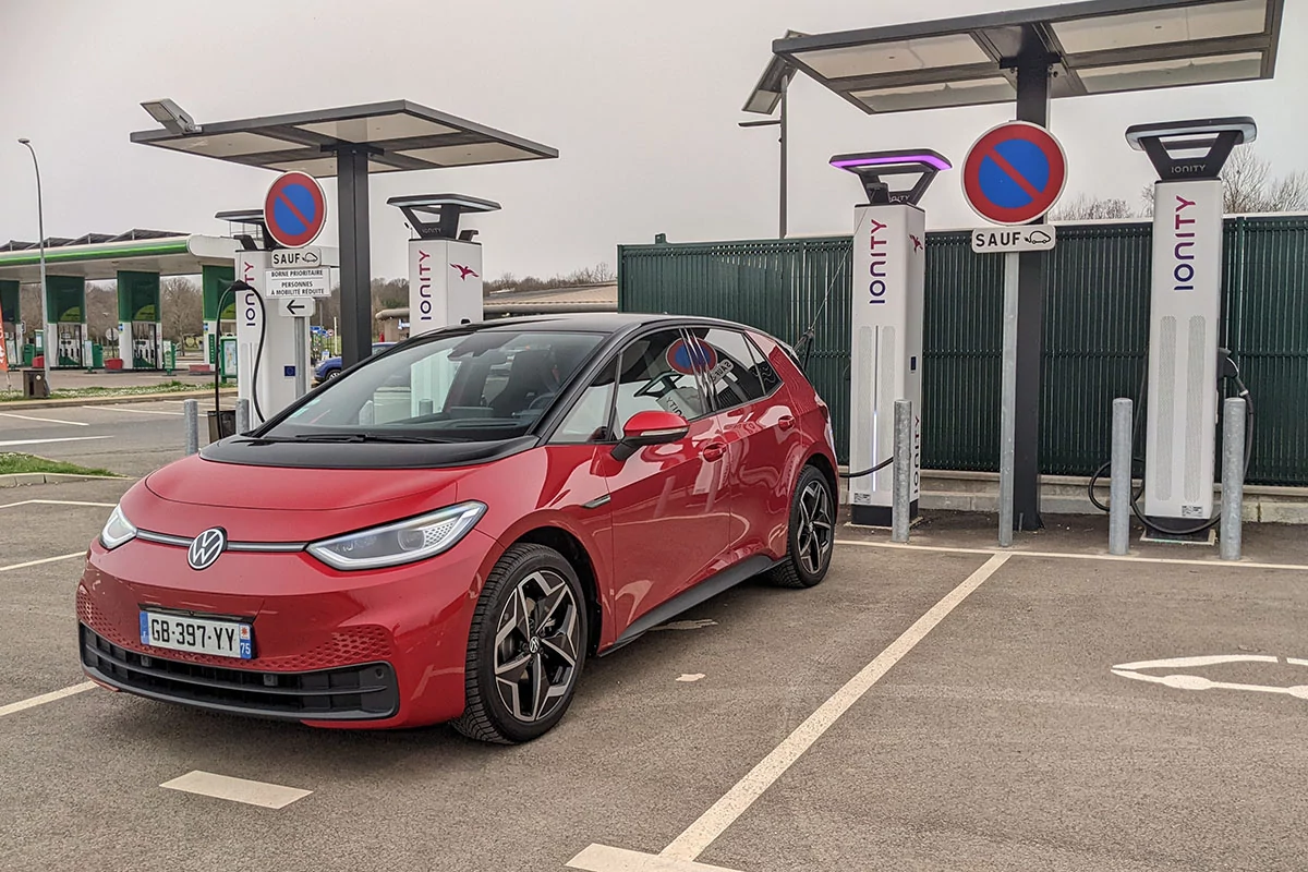 Voiture électrique : le grand bazar des cartes d'abonnement aux bornes de  recharge