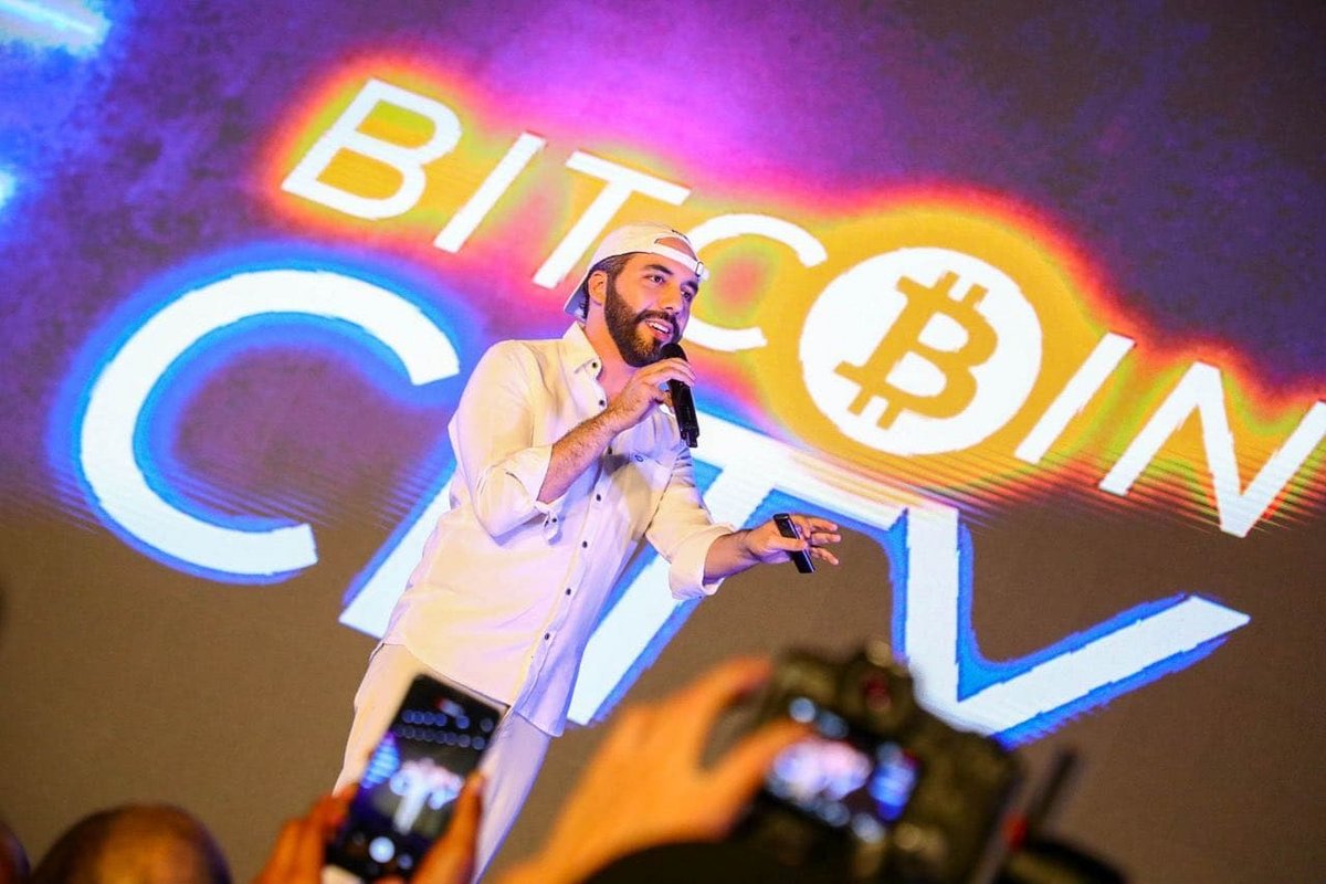 Le président du Salvador, présentant son projet de "Bitcoin City"