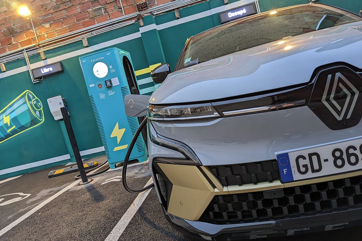 Test-reseau-bornes-recharge-Electra © Soufyane Benhammouda pour Clubic