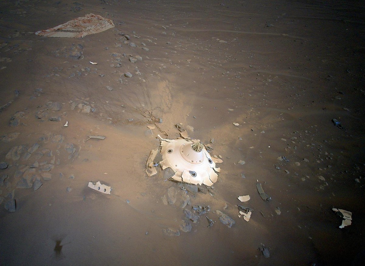 Perseverance Mars rear hull debris © NASA/JPL-Caltech