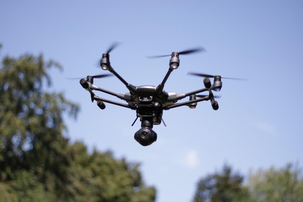 Une nuée de drones pour traquer un humain en forêt ; non, ce n'est pas un épisode de Black Mirror