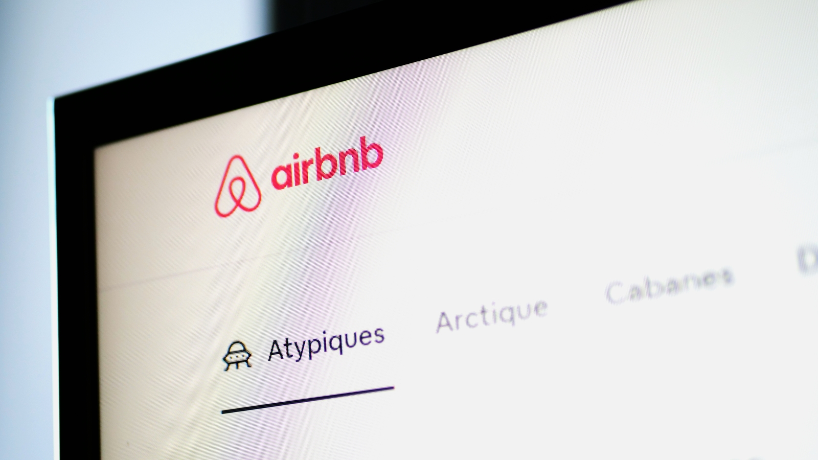 Après l'interdiction des fêtes, voilà comment Airbnb compte détecter les initiateurs de soirée (sans les espionner)