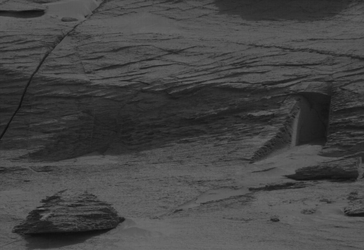 Qu'est-ce donc que cette étrange forme rectangulaire découverte sur Mars par Curiosity ? Raw