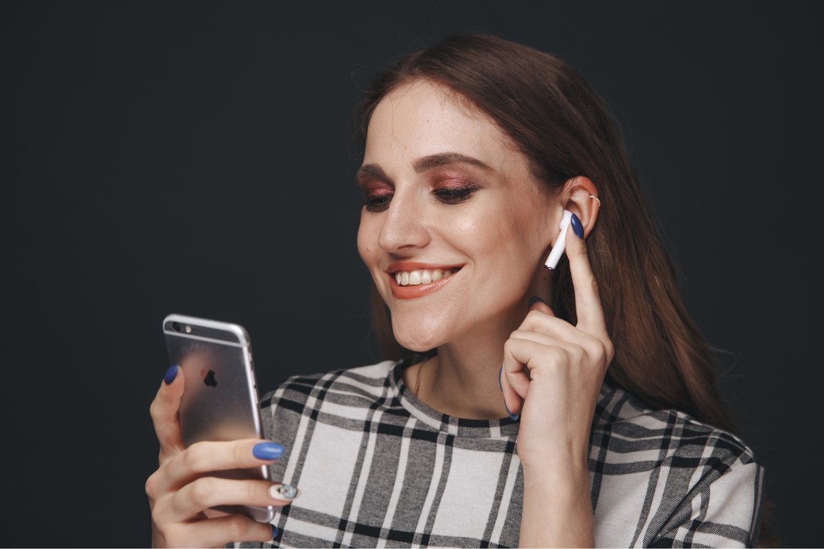 Une femme avec un écouteur dans l'oreille © Burdun Iliya / Shutterstock