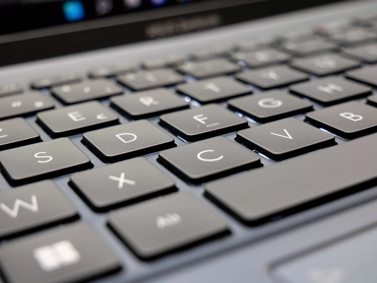 ASUS Zenbook 14 OLED-9 © © Nathan Le Gohlisse pour Clubic